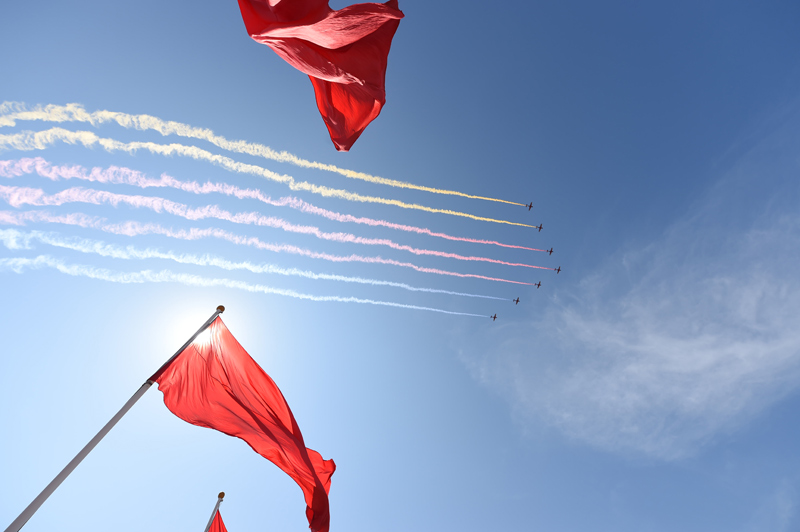 9月3日，中國人民抗日戰(zhàn)爭暨世界反法西斯戰(zhàn)爭勝利70周年紀(jì)念大會在北京隆重舉行。這是空中護(hù)旗方隊(duì)的7架教練機(jī)拉出7道彩帶通過天安門廣場。新華社記者 劉軍喜 攝