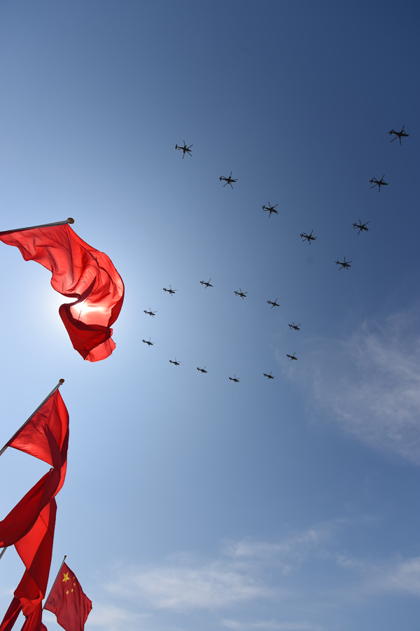 9月3日，中國人民抗日戰(zhàn)爭(zhēng)暨世界反法西斯戰(zhàn)爭(zhēng)勝利70周年紀(jì)念大會(huì)在北京隆重舉行。這是20架直升機(jī)在空中組成“70”字樣通過天安門廣場(chǎng)。新華社記者 劉軍喜 攝