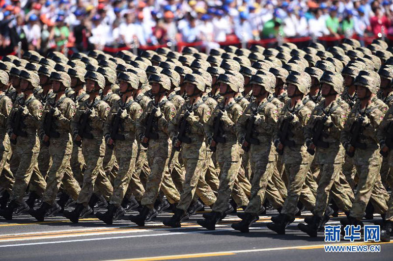 9月3日，中國人民抗日戰(zhàn)爭暨世界反法西斯戰(zhàn)爭勝利70周年紀(jì)念大會在北京隆重舉行。這是“狼牙山五壯士”英模部隊(duì)方隊(duì)通過天安門廣場。新華社記者藺以光攝
