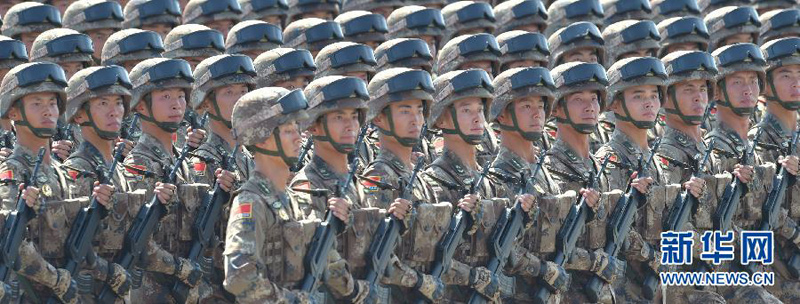 9月3日，中國人民抗日戰(zhàn)爭暨世界反法西斯戰(zhàn)爭勝利70周年紀念大會在北京隆重舉行。這是“劉老莊連”英模部隊方隊接受檢閱。 新華社記者羅曉光 攝