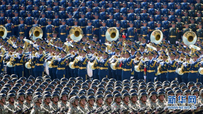 9月3日，中國(guó)人民抗日戰(zhàn)爭(zhēng)暨世界反法西斯戰(zhàn)爭(zhēng)勝利70周年紀(jì)念大會(huì)在北京隆重舉行。這是“攻堅(jiān)英雄連”英模部隊(duì)方隊(duì)通過天安門廣場(chǎng)。新華社記者程敏攝