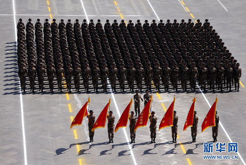 9月3日，中國人民抗日戰(zhàn)爭暨世界反法西斯戰(zhàn)爭勝利70周年紀念大會在北京隆重舉行。這是“平型關大戰(zhàn)突擊連”英模部隊方隊接受檢閱。新華社記者 費茂華 攝