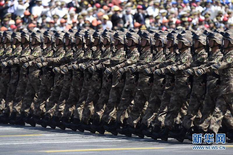 9月3日，中國人民抗日戰(zhàn)爭暨世界反法西斯戰(zhàn)爭勝利70周年紀(jì)念大會在北京隆重舉行。這是“平型關(guān)大戰(zhàn)突擊連”英模部隊方隊通過天安門廣場。新華社記者公磊攝