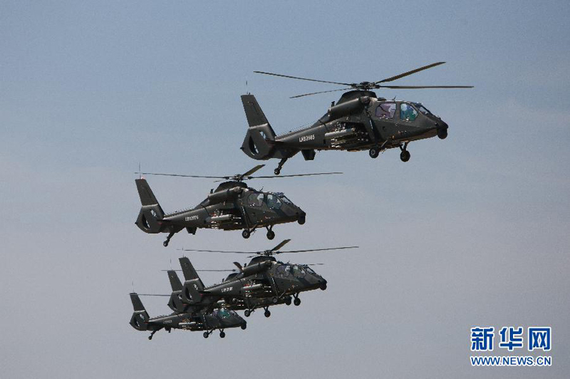 9月3日，中國(guó)人民抗日戰(zhàn)爭(zhēng)暨世界反法西斯戰(zhàn)爭(zhēng)勝利70周年紀(jì)念大會(huì)在北京隆重舉行。這是受閱直升機(jī)起飛。 新華社記者白雪騏攝