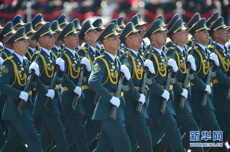 9月3日，中國人民抗日戰(zhàn)爭暨世界反法西斯戰(zhàn)爭勝利70周年紀(jì)念大會在北京隆重舉行。這是哈薩克斯坦方隊通過天安門廣場。 新華社記者江文耀攝