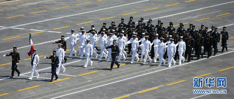  9月3日，中國人民抗日戰(zhàn)爭暨世界反法西斯戰(zhàn)爭勝利70周年紀(jì)念大會(huì)在北京隆重舉行。這是墨西哥方隊(duì)通過天安門廣場。 新華社記者龐興雷攝
