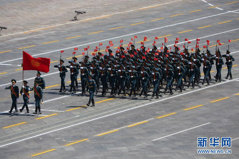 9月3日，中國人民抗日戰(zhàn)爭暨世界反法西斯戰(zhàn)爭勝利70周年紀(jì)念大會在北京隆重舉行。這是吉爾吉斯斯坦方隊通過天安門廣場。 新華社記者殷剛攝
