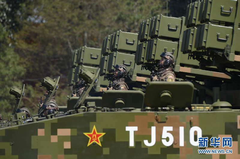 9月3日，中國(guó)人民抗日戰(zhàn)爭(zhēng)暨世界反法西斯戰(zhàn)爭(zhēng)勝利70周年紀(jì)念大會(huì)在北京隆重舉行。這是反坦克導(dǎo)彈方隊(duì)接受檢閱。 新華社記者 韓傳號(hào) 攝