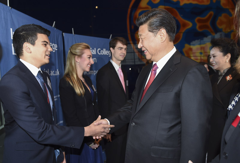 10月21日，國(guó)家主席習(xí)近平在倫敦參觀帝國(guó)理工學(xué)院。新華社記者 謝環(huán)馳 攝