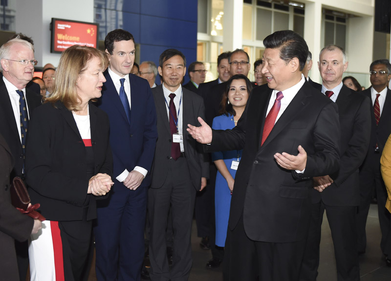 10月21日，國家主席習(xí)近平在倫敦參觀帝國理工學(xué)院。這是習(xí)近平同該校員工親切交談。新華社記者 謝環(huán)馳 攝