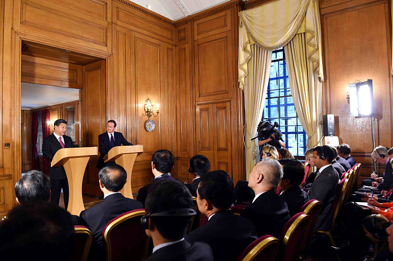 10月21日，國(guó)家主席習(xí)近平在倫敦唐寧街首相府同英國(guó)首相卡梅倫舉行會(huì)談。這是會(huì)談結(jié)束后，習(xí)近平和卡梅倫共同會(huì)見(jiàn)記者。新華社記者 饒愛(ài)民 攝