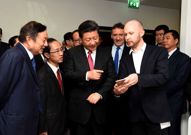10月21日，國家主席習(xí)近平參觀華為英國公司。新華社記者 饒愛民 攝