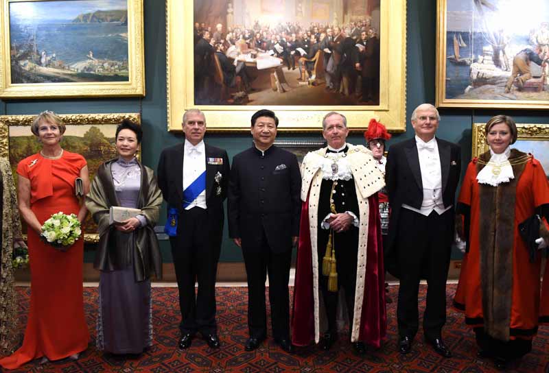 當(dāng)?shù)貢r(shí)間10月21日，國家主席習(xí)近平在倫敦金融城市政廳發(fā)表題為《共倡開放包容共促和平發(fā)展》的重要演講。這是習(xí)近平和夫人彭麗媛同嘉賓合影。新華社記者 饒愛民 攝