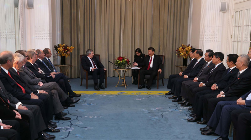 10月22日，國(guó)家主席習(xí)近平在倫敦集體會(huì)見(jiàn)英國(guó)前首相布朗等英國(guó)友人。新華社記者 龐興雷 攝