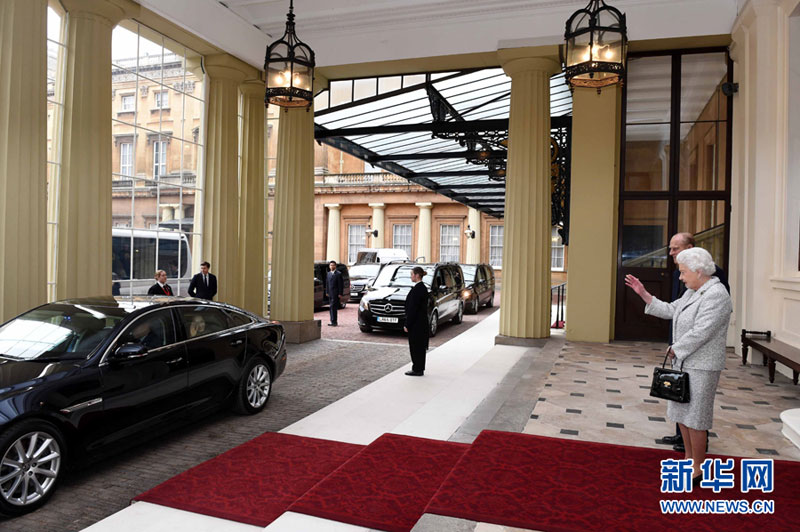 10月22日，國(guó)家主席習(xí)近平和夫人彭麗媛離開(kāi)白金漢宮。離開(kāi)前，英國(guó)女王伊麗莎白二世和丈夫菲利普親王專(zhuān)門(mén)前來(lái)同習(xí)近平夫婦親切話別。新華社記者 饒愛(ài)民 攝