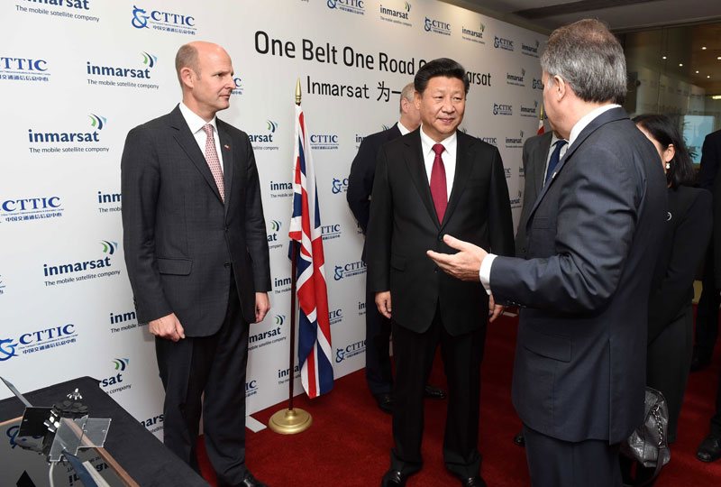 10月22日，國家主席習(xí)近平在倫敦參觀國際移動(dòng)衛(wèi)星公司。新華社記者 張鐸 攝