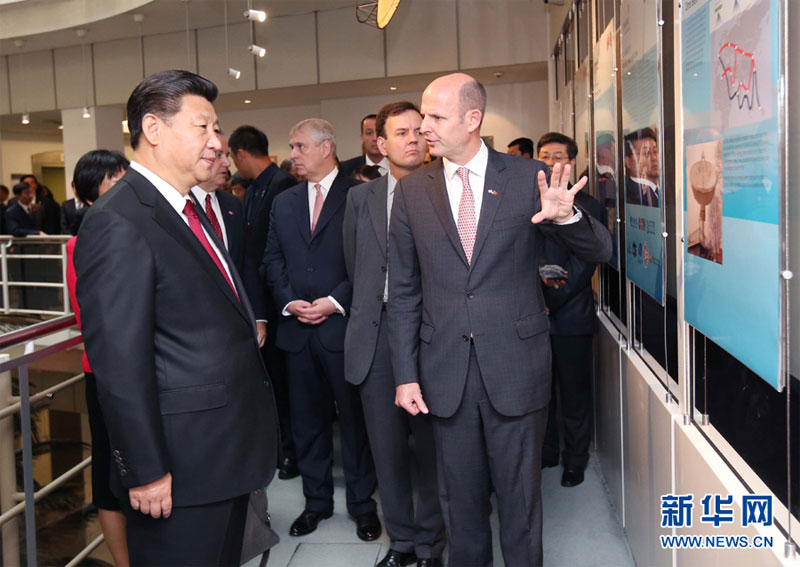 10月22日，國(guó)家主席習(xí)近平在倫敦參觀國(guó)際移動(dòng)衛(wèi)星公司。新華社記者 姚大偉 攝