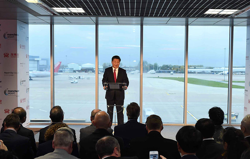 10月23日，國家主席習(xí)近平在英國首相卡梅倫陪同下，參觀曼徹斯特空港城項目。這是習(xí)近平發(fā)表致辭。新華社記者 張鐸 攝