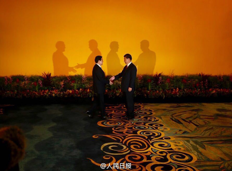 當(dāng)?shù)貢r(shí)間7日下午3時(shí)，兩岸領(lǐng)導(dǎo)人會(huì)面在新加坡香格裡拉大酒店正式舉行，習(xí)近平、馬英九同時(shí)步入會(huì)見大廳。在數(shù)百名中外媒體記者的矚目下，在響成一片的快門聲中，兩岸領(lǐng)導(dǎo)人的手緊緊握在一起，共同翻開兩岸關(guān)系歷史性的一頁(yè)。這一刻將載入兩岸關(guān)系史冊(cè)。(圖據(jù)人民日?qǐng)?bào)法人微博)