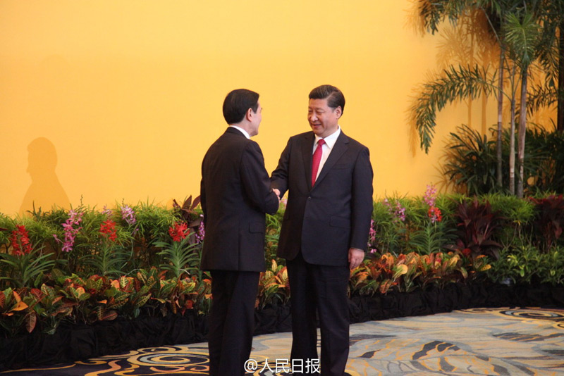 當?shù)貢r間7日下午3時，兩岸領(lǐng)導人會面在新加坡香格裡拉大酒店正式舉行，習近平、馬英九同時步入會見大廳。在數(shù)百名中外媒體記者的矚目下，在響成一片的快門聲中，兩岸領(lǐng)導人的手緊緊握在一起，共同翻開兩岸關(guān)系歷史性的一頁。這一刻將載入兩岸關(guān)系史冊。(圖據(jù)人民日報法人微博)