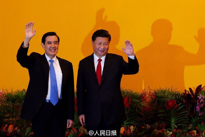 當?shù)貢r間7日下午3時，兩岸領(lǐng)導人會面在新加坡香格裡拉大酒店正式舉行，習近平、馬英九同時步入會見大廳。在數(shù)百名中外媒體記者的矚目下，在響成一片的快門聲中，兩岸領(lǐng)導人的手緊緊握在一起，共同翻開兩岸關(guān)系歷史性的一頁。這一刻將載入兩岸關(guān)系史冊。(圖據(jù)人民日報法人微博)