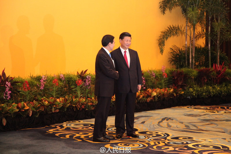 當?shù)貢r間7日下午3時，兩岸領導人會面在新加坡香格裡拉大酒店正式舉行，習近平、馬英九同時步入會見大廳。在數(shù)百名中外媒體記者的矚目下，在響成一片的快門聲中，兩岸領導人的手緊緊握在一起，共同翻開兩岸關系歷史性的一頁。這一刻將載入兩岸關系史冊。(圖據(jù)人民日報法人微博)