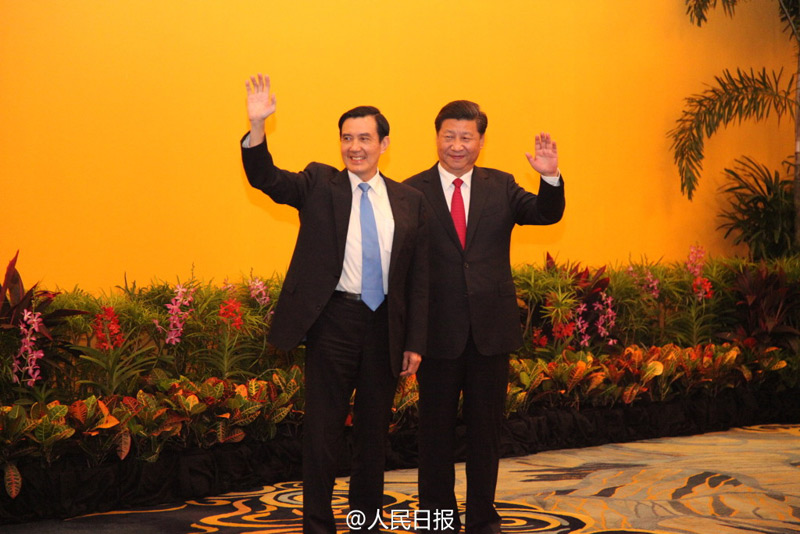 當(dāng)?shù)貢r(shí)間7日下午3時(shí)，兩岸領(lǐng)導(dǎo)人會(huì)面在新加坡香格裡拉大酒店正式舉行，習(xí)近平、馬英九同時(shí)步入會(huì)見大廳。在數(shù)百名中外媒體記者的矚目下，在響成一片的快門聲中，兩岸領(lǐng)導(dǎo)人的手緊緊握在一起，共同翻開兩岸關(guān)系歷史性的一頁(yè)。這一刻將載入兩岸關(guān)系史冊(cè)。(圖據(jù)人民日?qǐng)?bào)法人微博)