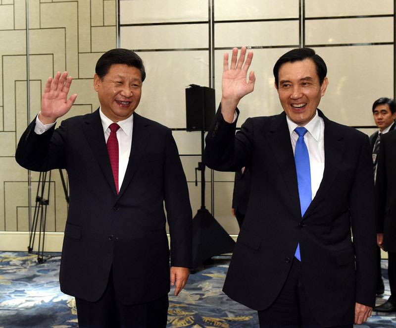 11月7日，兩岸領(lǐng)導(dǎo)人會面在新加坡香格裡拉大酒店舉行。這是習(xí)近平、馬英九在揮手致意。新華社記者 饒愛民 攝