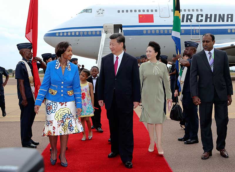 南非外長馬沙巴內(nèi)等政府高級官員到機場迎接習近平和夫人彭麗媛。新華社記者 蘭紅光 攝