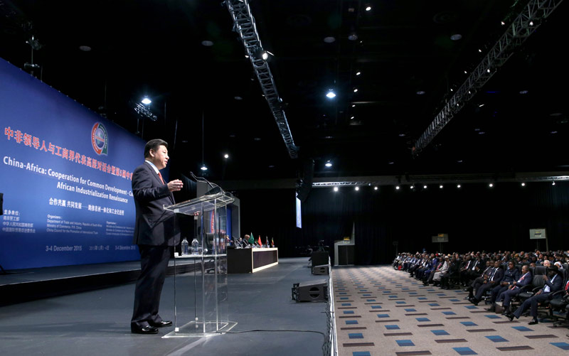 12月4日，國(guó)家主席習(xí)近平在約翰內(nèi)斯堡出席中非領(lǐng)導(dǎo)人與工商界代表高層對(duì)話會(huì)暨第五屆中非企業(yè)家大會(huì)閉幕式並發(fā)表題為《攜手共進(jìn)，譜寫中非合作新篇章》的重要講話。新華社記者 姚大偉 攝