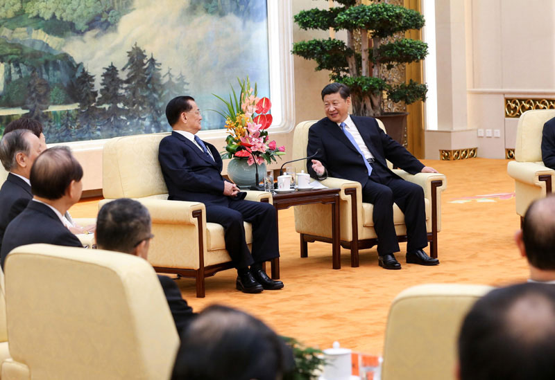 9月1日，中共中央總書記習(xí)近平在北京人民大會(huì)堂會(huì)見前來(lái)參加中國(guó)人民抗日戰(zhàn)爭(zhēng)暨世界反法西斯戰(zhàn)爭(zhēng)勝利70周年紀(jì)念活動(dòng)的連戰(zhàn)等臺(tái)灣各界代表人士。新華社記者 馬佔(zhàn)成 攝