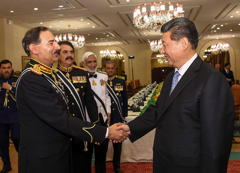 4月20日，國家主席習(xí)近平在伊斯蘭堡會(huì)見巴基斯坦參聯(lián)會(huì)主席馬哈茂德、陸軍參謀長謝裡夫、海軍參謀長扎考拉、空軍參謀長阿曼等軍方領(lǐng)導(dǎo)人。新華社記者 李學(xué)仁 攝