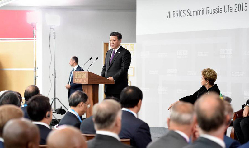 7月9日，金磚國家領(lǐng)導(dǎo)人同金磚國家工商理事會代表對話會在俄羅斯烏法舉行。中國國家主席習(xí)近平、俄羅斯總統(tǒng)普京、巴西總統(tǒng)羅塞夫、印度總理莫迪、南非總統(tǒng)祖馬等共同出席。新華社記者 張鐸 攝