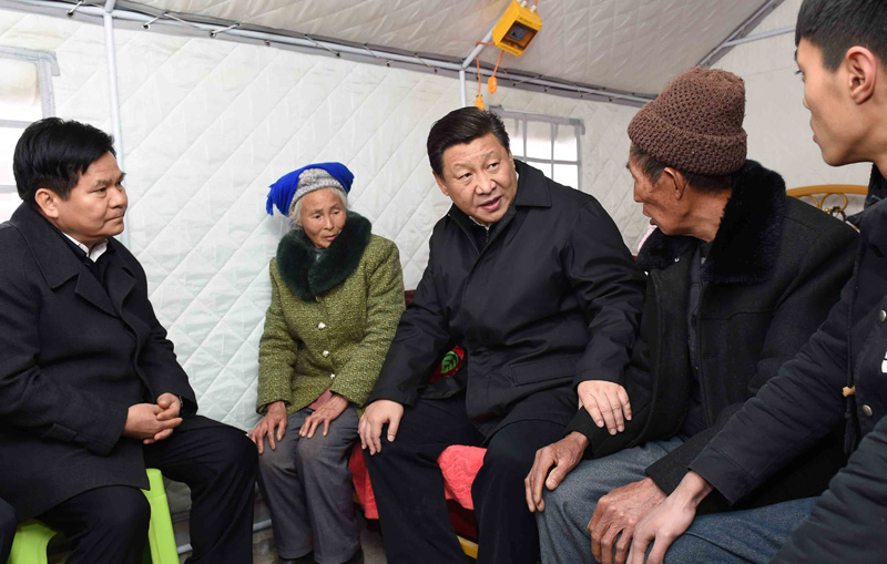 這是1月19日，習(xí)近平來(lái)到魯?shù)榭h小寨鎮(zhèn)甘家寨紅旗社區(qū)過(guò)渡安置點(diǎn)，走進(jìn)鄒體富老兩口和孫子住的帳篷，詢問(wèn)家裡吃飯、補(bǔ)助、收入等問(wèn)題。新華社記者 張鐸 攝