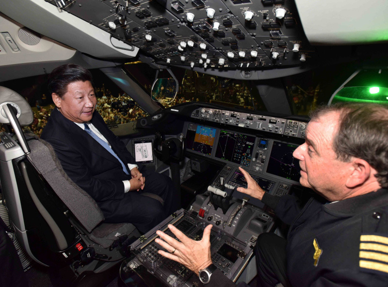 9月23日，國(guó)家主席習(xí)近平在西雅圖參觀波音公司商用飛機(jī)制造廠。這是習(xí)近平登上一架即將交付中國(guó)廈門航空公司的波音—787飛機(jī)，在駕駛艙內(nèi)同員工親切交流。新華社記者 李濤 攝