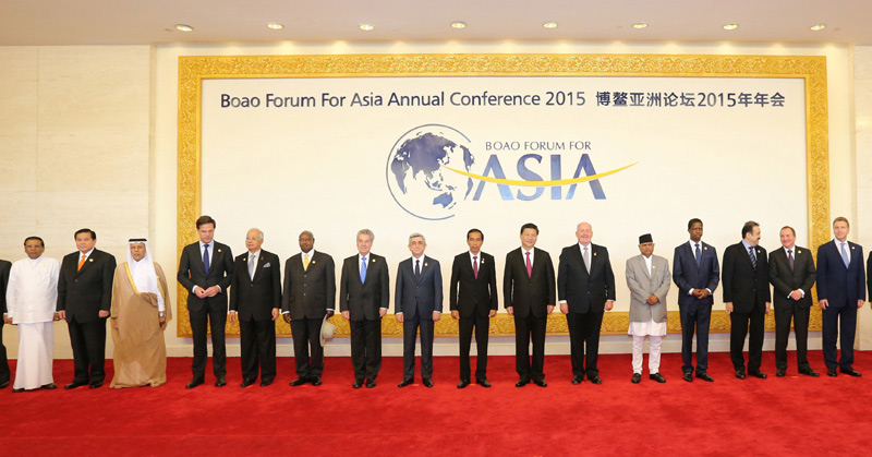 3月28日，國家主席習近平在海南博鰲同出席博鰲亞洲論壇2015年年會的外國領導人合影。新華社記者 丁林 攝