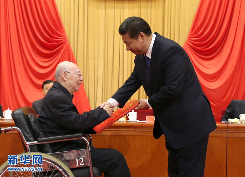 1月9日，2014年度國(guó)家科學(xué)技術(shù)獎(jiǎng)勵(lì)大會(huì)在北京人民大會(huì)堂隆重舉行。中共中央總書記、國(guó)家主席、中央軍委主席習(xí)近平向獲得2014年度國(guó)家最高科學(xué)技術(shù)獎(jiǎng)的中國(guó)科學(xué)院院士於敏頒獎(jiǎng)。新華社記者 馬佔(zhàn)成 攝