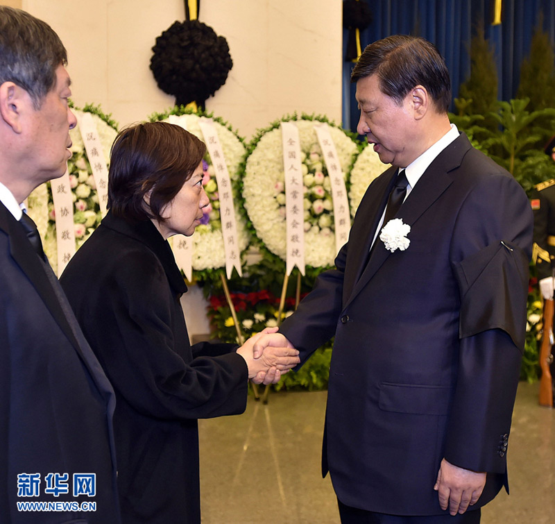 2月17日，鄧力群同志遺體在北京八寶山革命公墓火化。習(xí)近平、李克強、張德江、俞正聲、劉雲(yún)山、王岐山、張高麗等前往八寶山送別。這是習(xí)近平與鄧力群親屬握手，表示深切慰問。新華社記者 李濤 攝