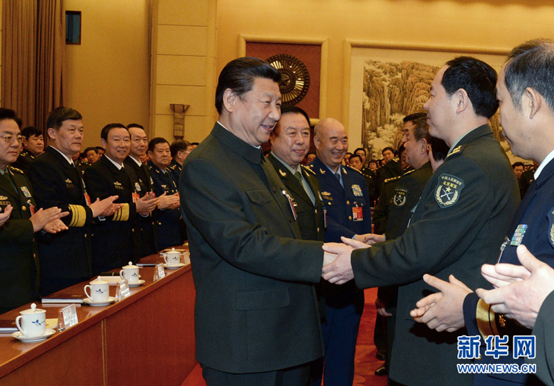 3月12日，中共中央總書記、國家主席、中央軍委主席習(xí)近平出席十二屆全國人大三次會議解放軍代表團(tuán)全體會議並發(fā)表重要講話。這是習(xí)近平同軍隊人大代表親切握手。新華社記者李剛攝