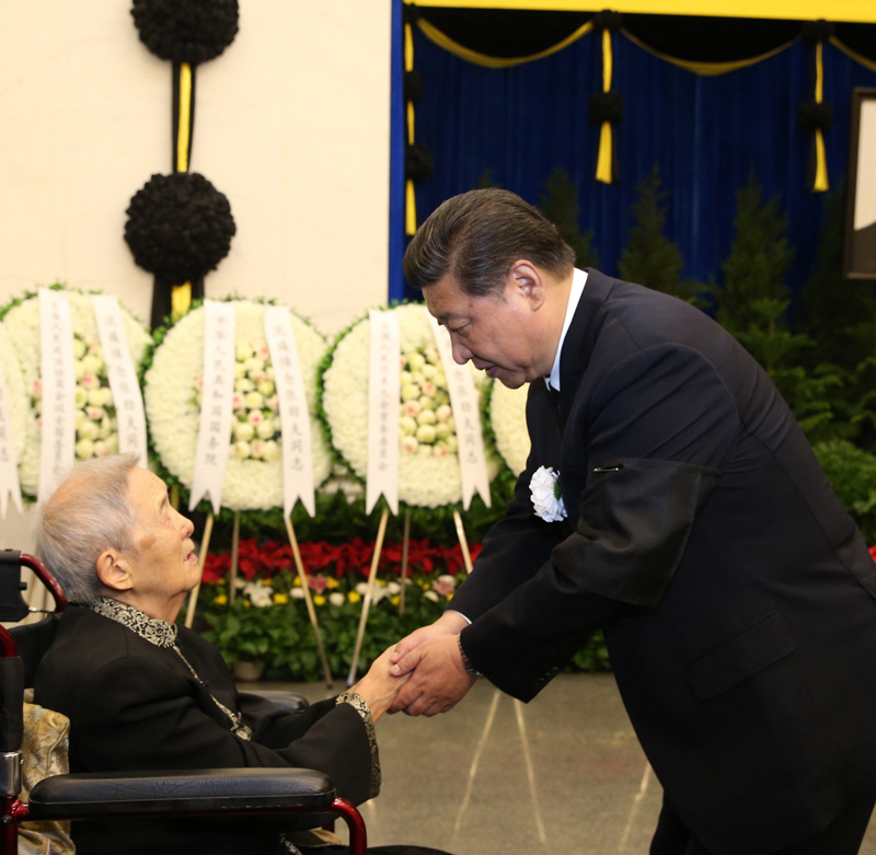 8月6日，張勁夫同志遺體在北京八寶山革命公墓火化。習(xí)近平、李克強、張德江、俞正聲、劉雲(yún)山、王岐山、張高麗等前往八寶山送別。這是習(xí)近平與張勁夫親屬握手，表示深切慰問。 新華社記者 馬佔成 攝