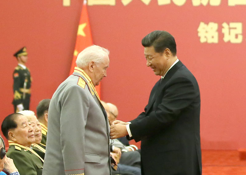 9月2日，中共中央總書記、國家主席、中央軍委主席習(xí)近平在北京人民大會(huì)堂向30名抗戰(zhàn)老戰(zhàn)士老同志、抗戰(zhàn)將領(lǐng)、幫助和支持中國抗戰(zhàn)的國際友人或其遺屬代表頒發(fā)中國人民抗日戰(zhàn)爭勝利70周年紀(jì)念章並發(fā)表重要講話。新華社記者 蘭紅光 攝
