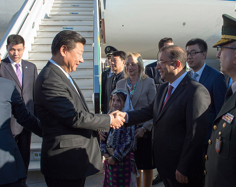 11月14日，國(guó)家主席習(xí)近平抵達(dá)土耳其安塔利亞，應(yīng)土耳其共和國(guó)總統(tǒng)埃爾多安邀請(qǐng)，出席二十國(guó)集團(tuán)領(lǐng)導(dǎo)人第十次峰會(huì)。土耳其高級(jí)官員到機(jī)場(chǎng)迎接習(xí)近平主席一行。新華社記者 李學(xué)仁 攝