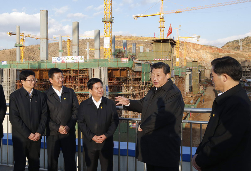 這是1月20日，習(xí)近平來到正在建設(shè)中的昆明火車南站，詳細(xì)了解工程設(shè)計(jì)和施工進(jìn)度。新華社記者 鞠鵬 攝