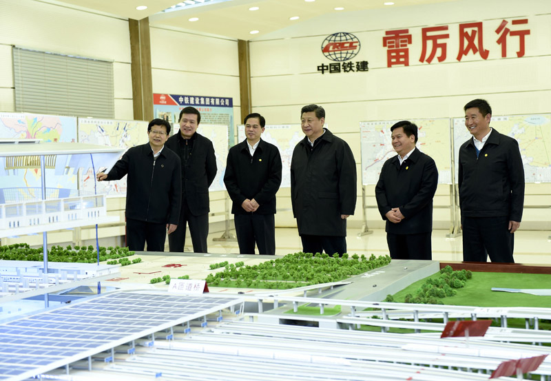 這是1月20日，習(xí)近平來到正在建設(shè)中的昆明火車南站，詳細(xì)了解工程設(shè)計(jì)和施工進(jìn)度。新華社記者 張鐸 攝