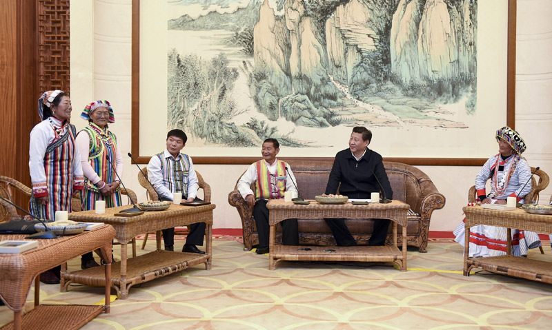 這是1月20日，習(xí)近平在仔細(xì)傾聽兩位獨(dú)龍族婦女唱的民族特色歌曲。新華社記者 張鐸 攝