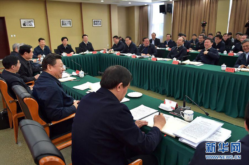 這是13日下午，習(xí)近平在中國延安干部學(xué)院主持召開陝甘寧革命老區(qū)脫貧致富座談會(huì)。新華社記者 李濤 攝