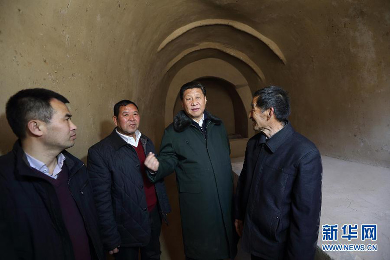 這是13日上午，習(xí)近平在延安市延川縣文安驛鎮(zhèn)梁家河村看望村民，同他們回憶當(dāng)年一起勞動(dòng)生活的情景。新華社記者 蘭紅光 攝