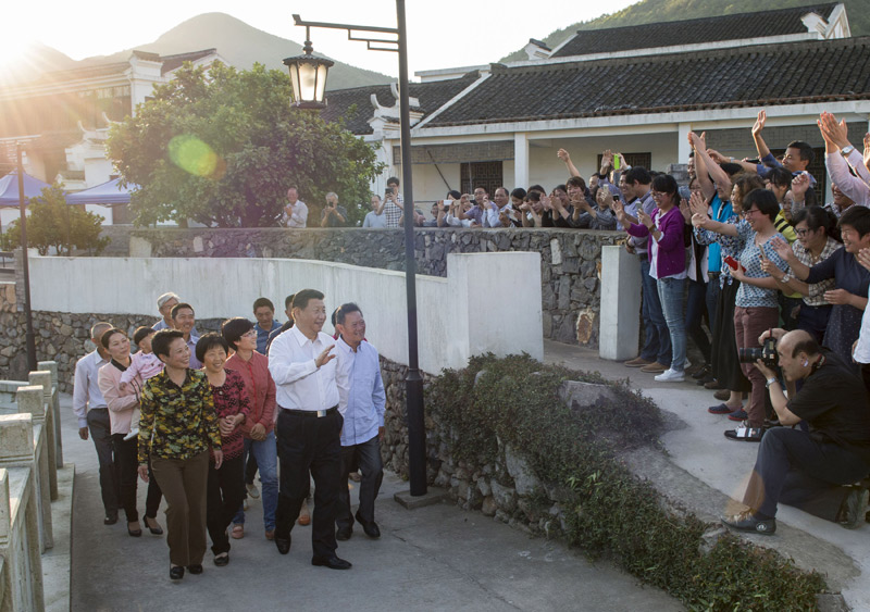 這是5月25日下午，習(xí)近平在舟山定海區(qū)干（石覽）鎮(zhèn)新建社區(qū)視察。新華社記者 謝環(huán)馳 攝