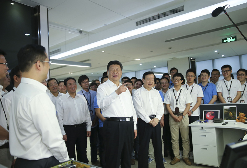 這是5月26日下午，習近平在杭州?？低晹底旨夹g股份有限公司研發(fā)中心勉勵科技人員多出成果。新華社記者 蘭紅光 攝
