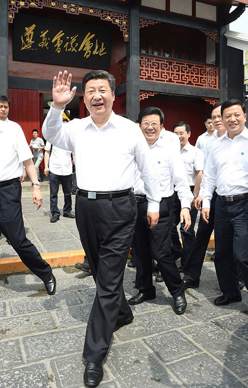 這是16日下午，習(xí)近平在參觀遵義會(huì)議會(huì)址時(shí)向群眾招手致意。新華社記者 李學(xué)仁 攝